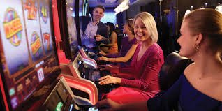 Pengguna menggunakan aplikasi sarangsbobet di ponsel untuk mendaftar dan bermain dengan nyaman